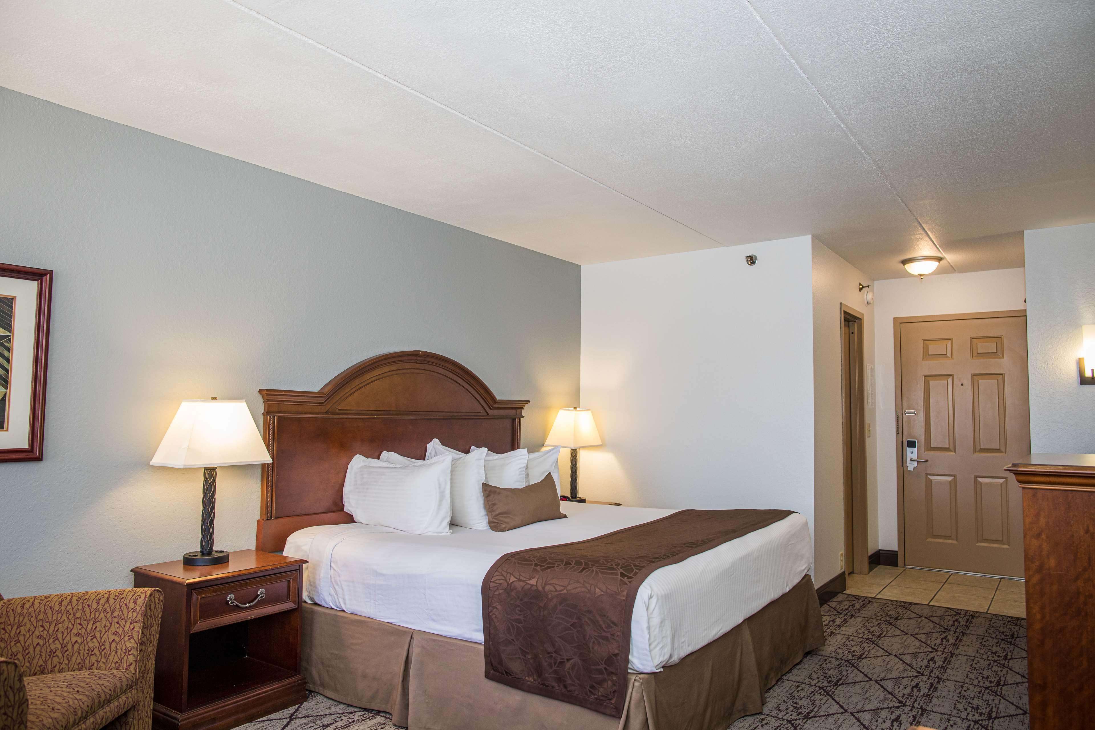 Best Western Plus Longbranch Hotel & Convention Center Сидър Рапидс Екстериор снимка