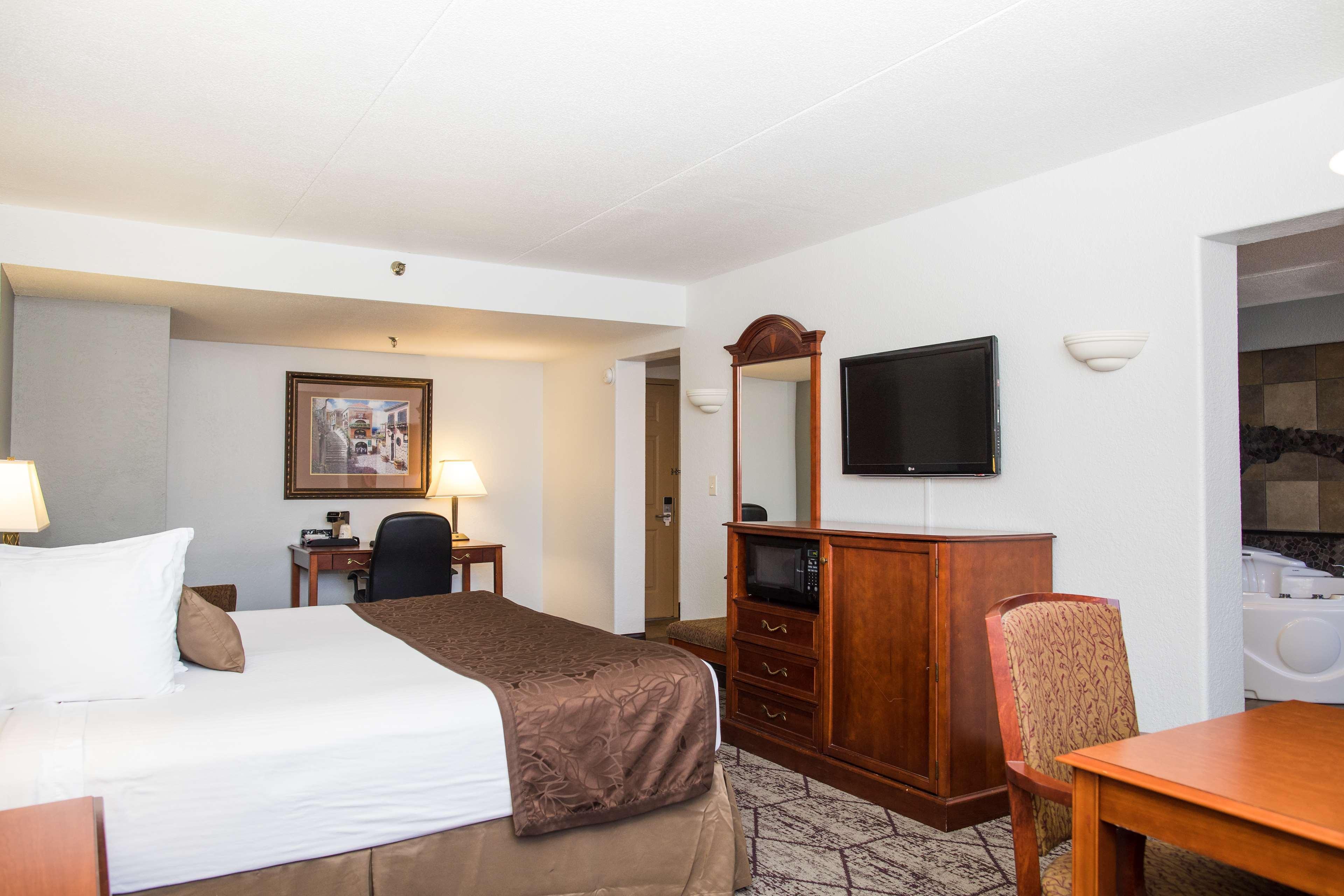 Best Western Plus Longbranch Hotel & Convention Center Сидър Рапидс Екстериор снимка