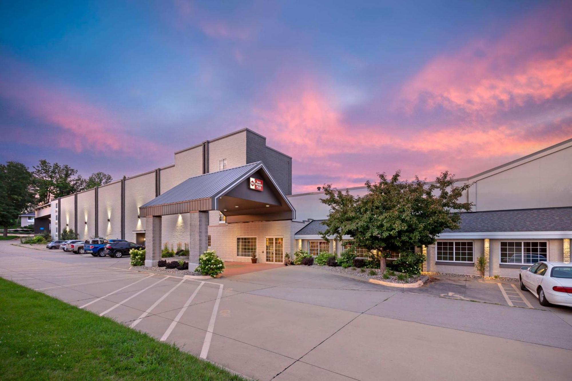 Best Western Plus Longbranch Hotel & Convention Center Сидър Рапидс Екстериор снимка